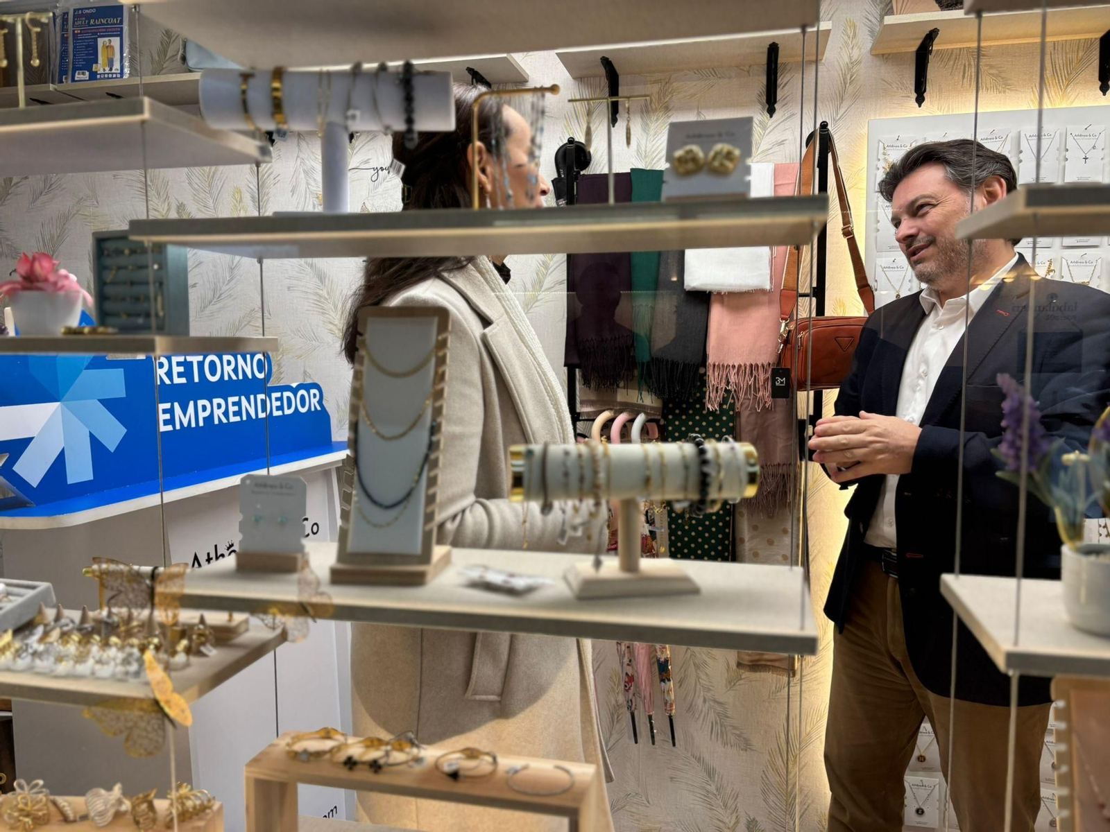 Coincidiendo con la publicación de esta nueva convocatoria, el secretario general de la Emigración, Antonio Rodríguez Miranda, visitó el negocio de Angélica Barciela en Santiago de Compostela