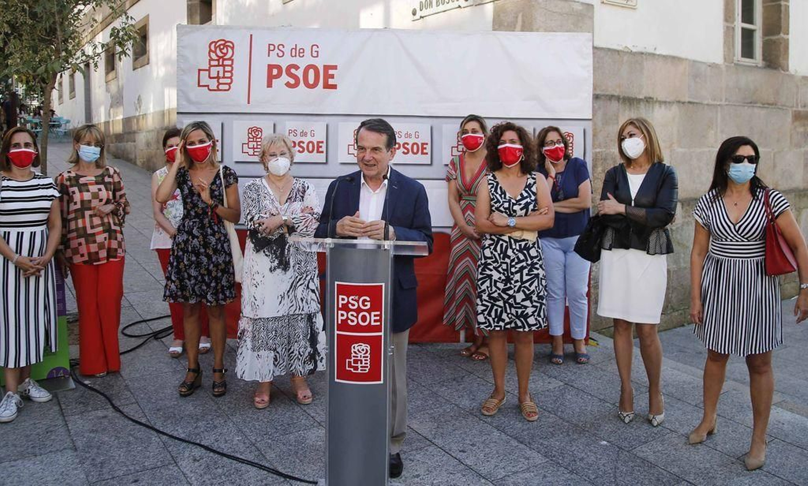 Abel Caballero con las candidatas Noelia Otero, Isaura Abelairas y Leticia Gallego, ayer en Príncipe.