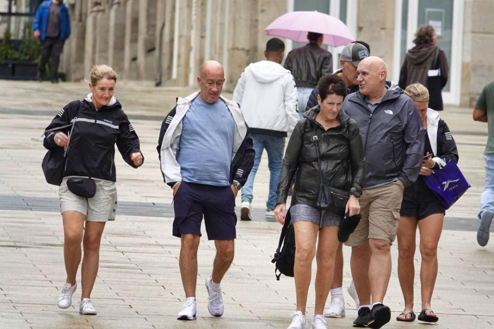 Cruceristas del “Anthem of the Seas”, el mayor barco que atraca al año en Vigo, con miles de pasajeros.