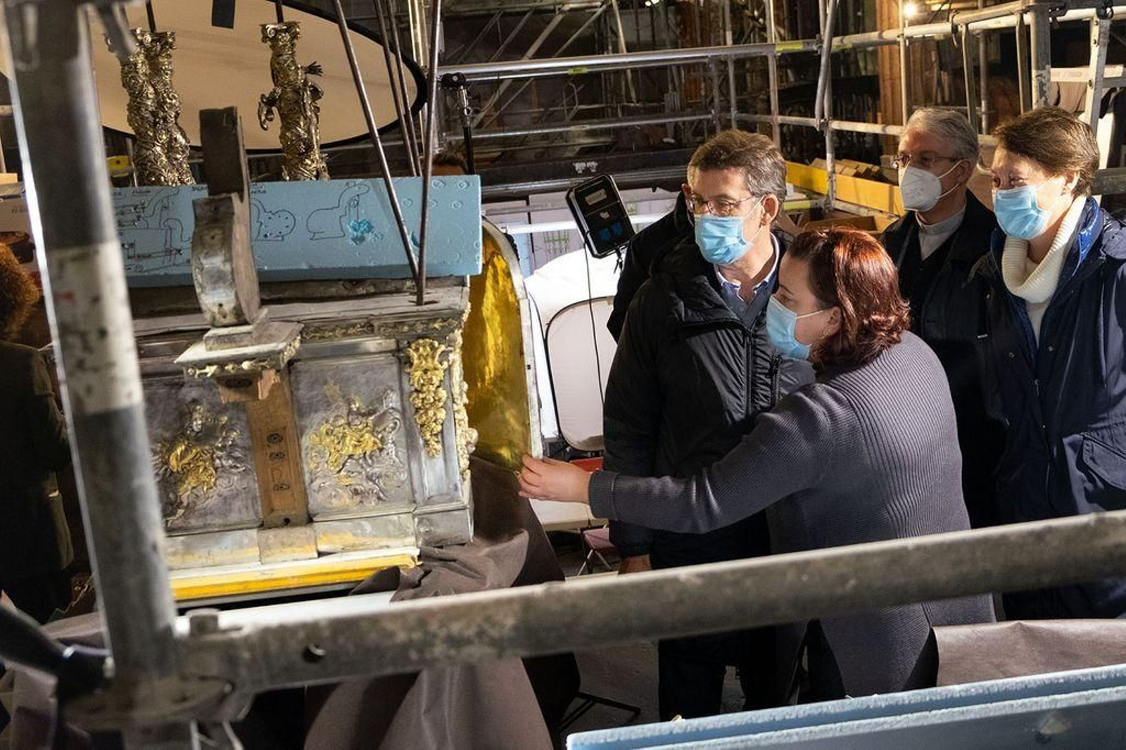 Feijóo recibe explicaciones de una restauradora en su visita a la catedral de Santiago.