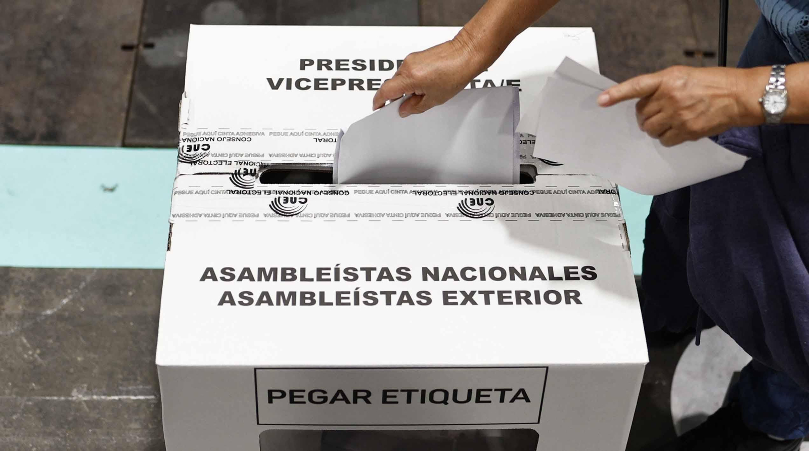 Miles de ecuatorianos ejercieron con normalidad su derecho al voto en Madrid en la segunda vuelta de las elecciones en su país. EFE/ Rodrigo Jiménez