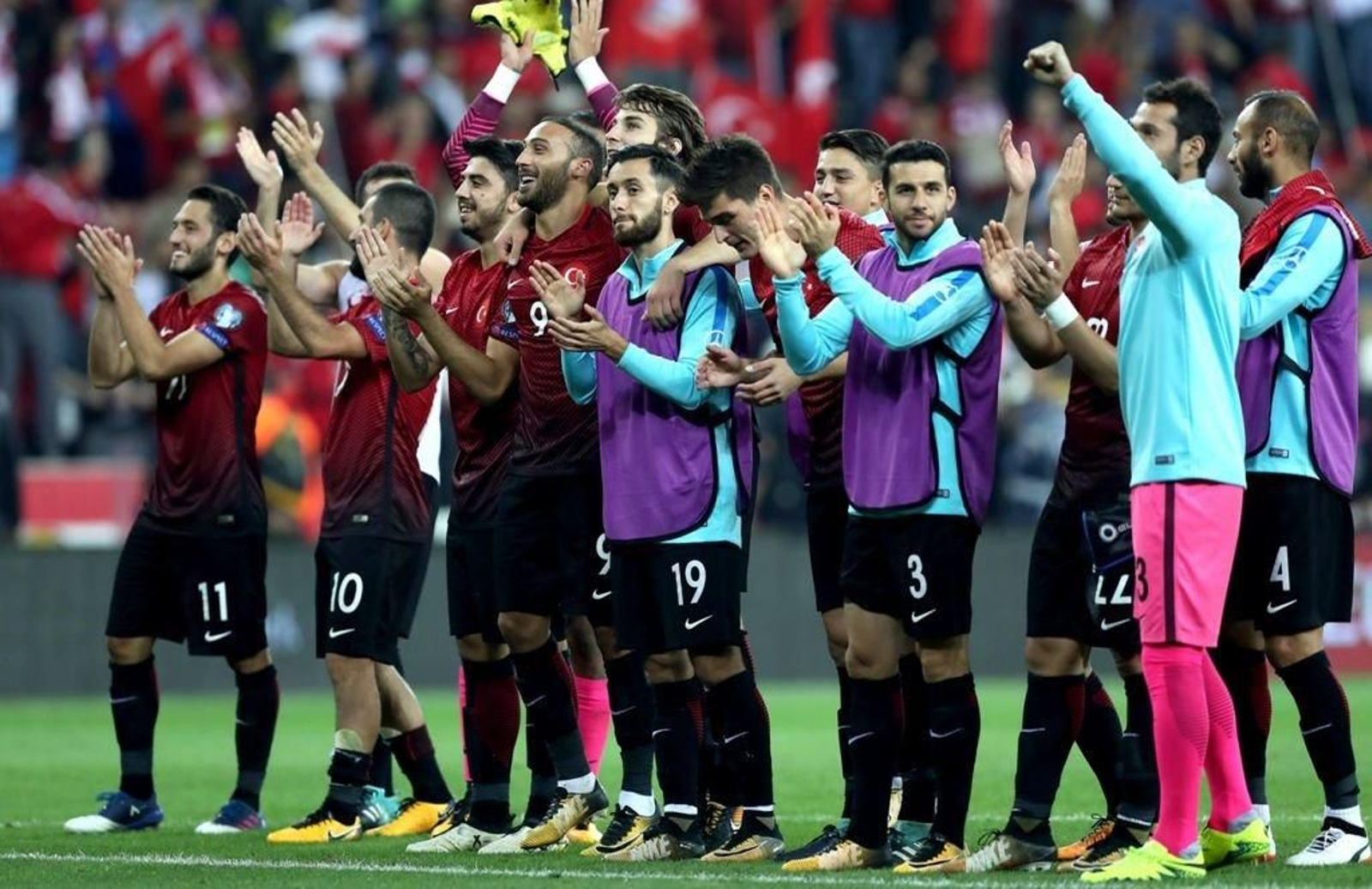 Emre Mor celebra con sus compañeros la victoria de Turquía ante Croacia.
