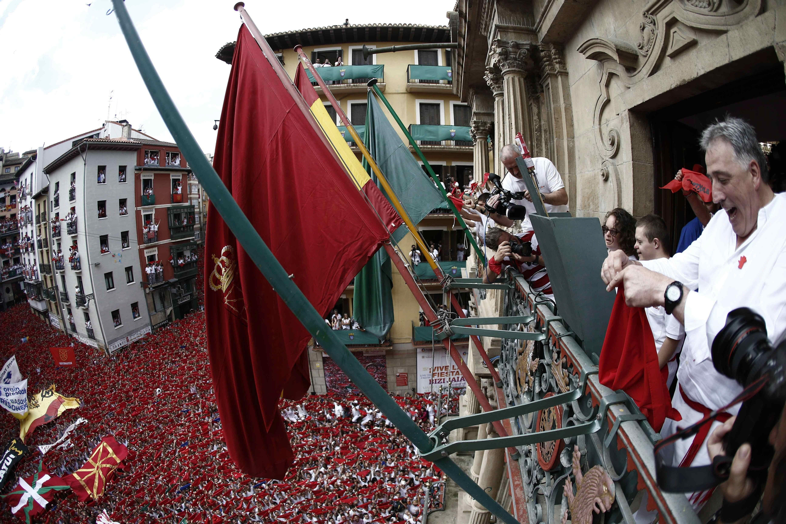 El chupinazo lo lanzaron dos miembros de la Asociación de Síndrome de Down.