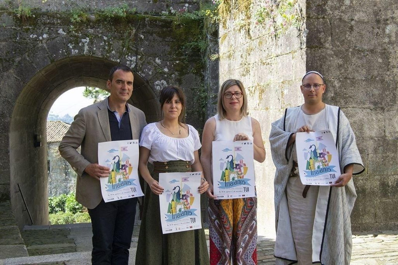 El alcalde, Enrique Cabaleiro, con la concejal de Cultura, Sonosles Vicente, y los organizadores.