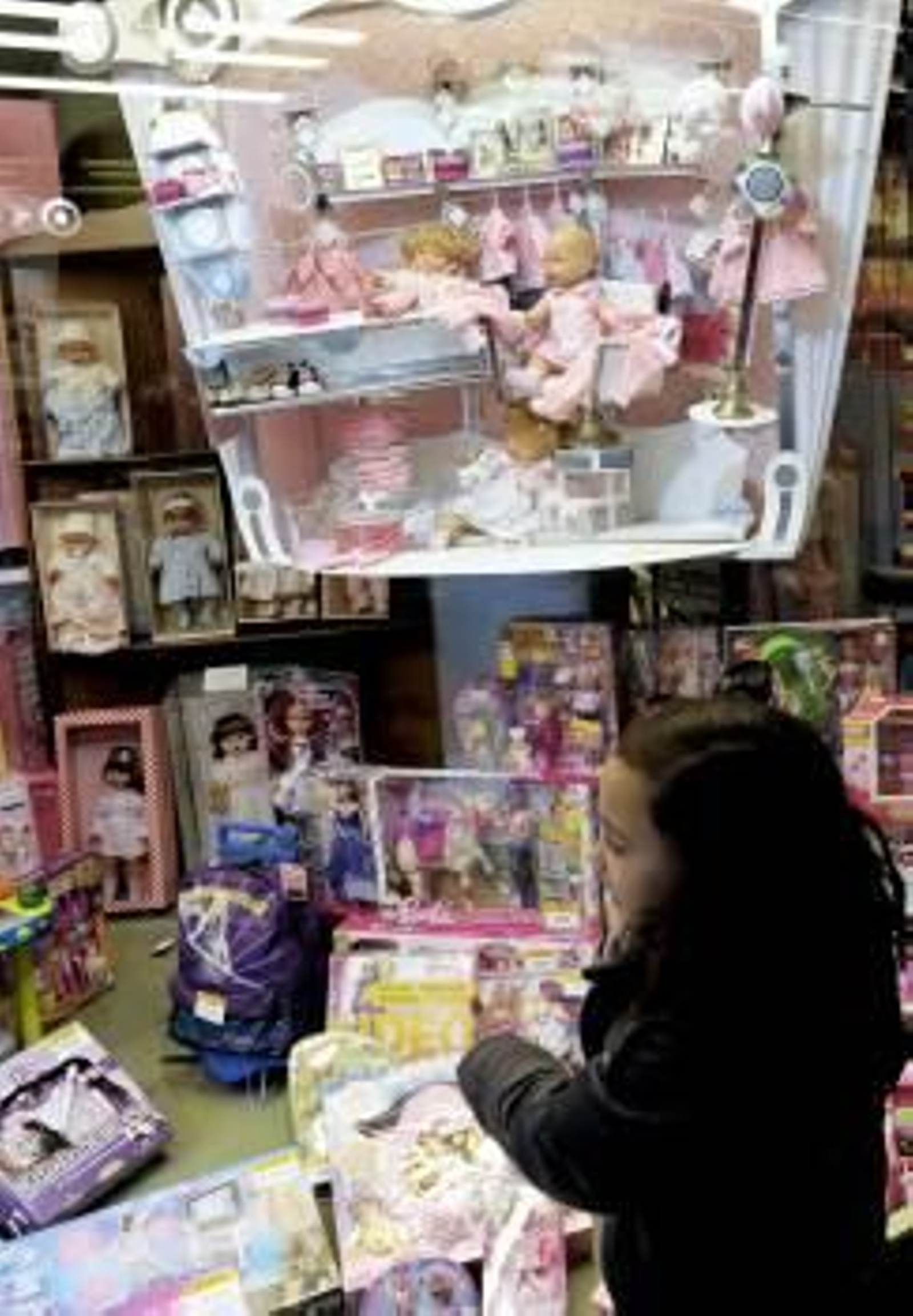 Una niña observa el escaparate de una juguetería. (Foto: Villar López)