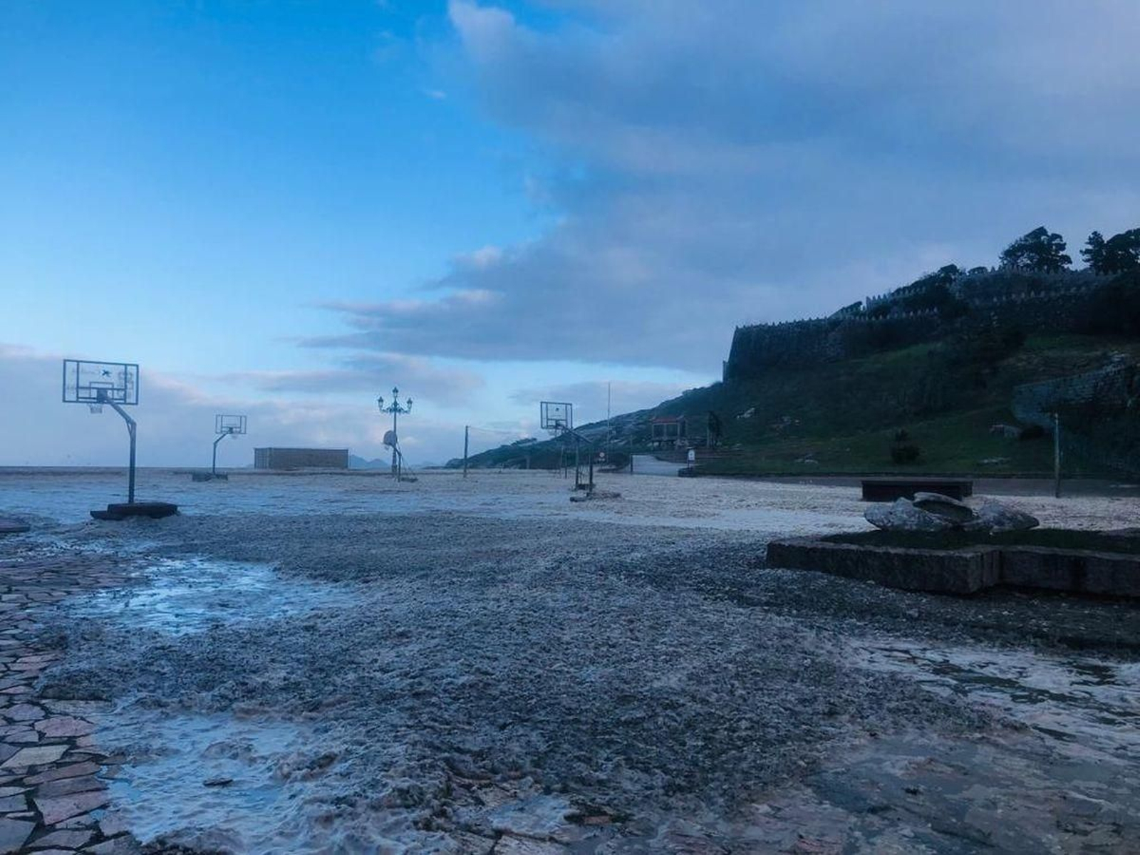 El alcalde pidió precaución a los vecinos en las zonas costeras urbanas.