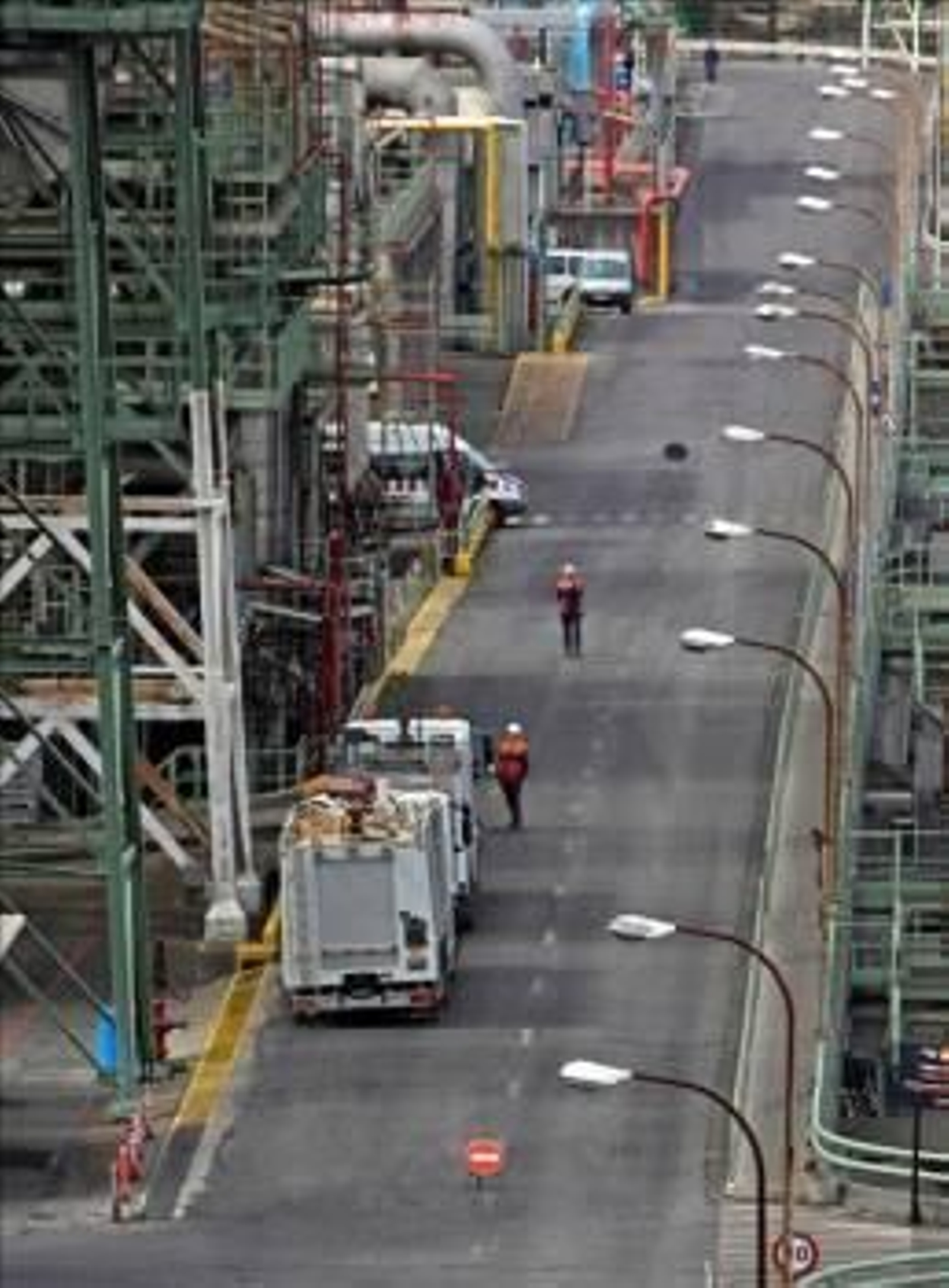 Efectivos del cuerpo de bomberos en las instalaciones de la refinería de Repsol en A Coruña. (Foto: CABALAR)
