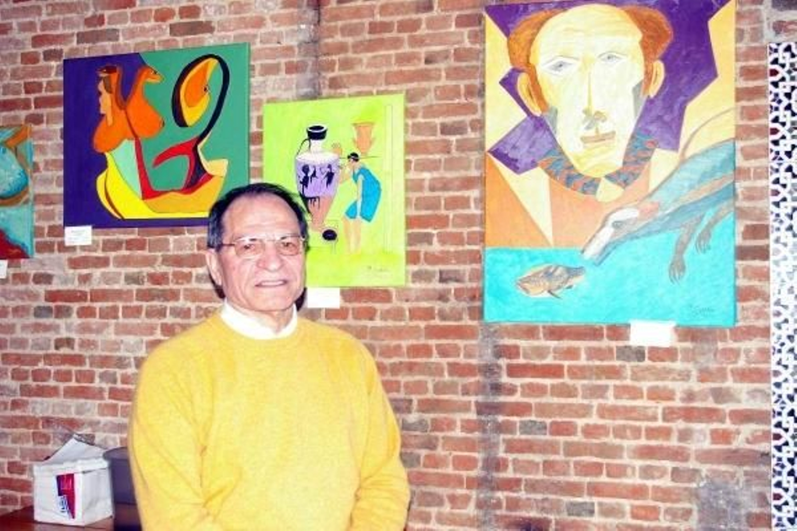 Manuel Castellón muestra varios de sus cuadros, en Amberes.