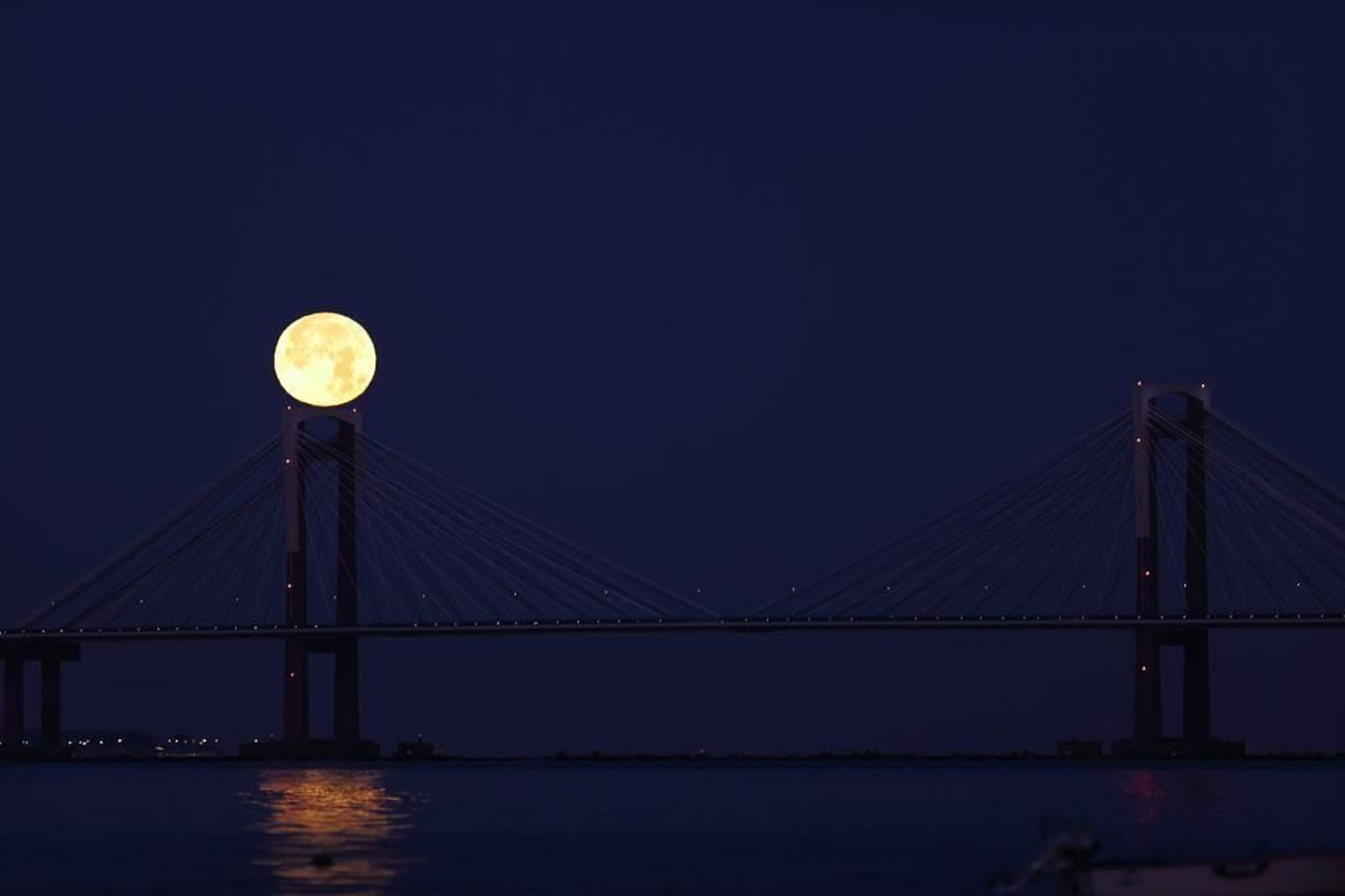 La luna llena ameriza sobre la ría de Vigo_ Alberte  9