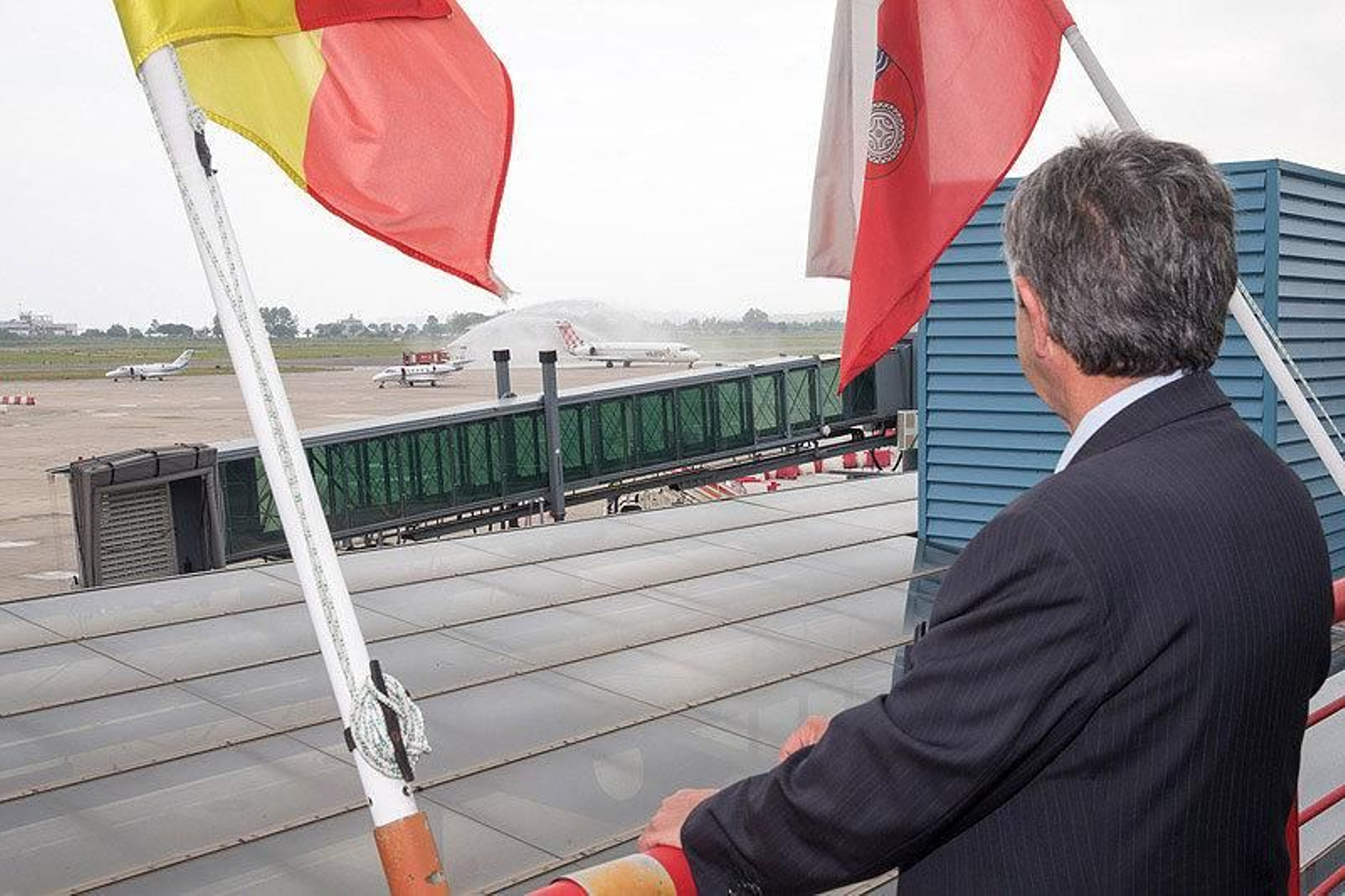 El presidente, durante el aterrizaje del primer vuelo de Volotea procedente de Mahón (Foto: Miguel López)