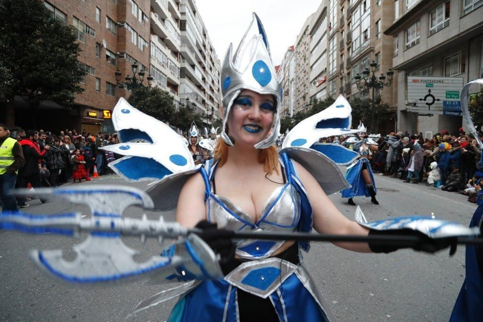 Las comparsas calientan el Entroido en Vigo Foto JVLandín 05