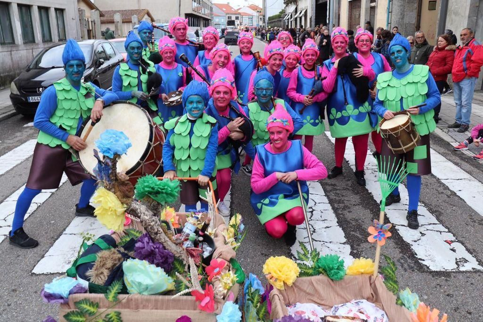 El desfile contó con la participación de numerosos grupos disfrazados y acompañados de bombos.