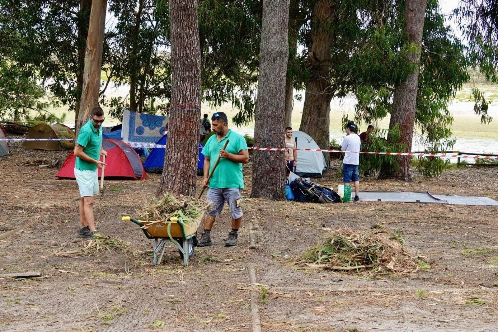 Operarios limpian la zona del accidente en el camping de las Cíes. // Vicente Alonso