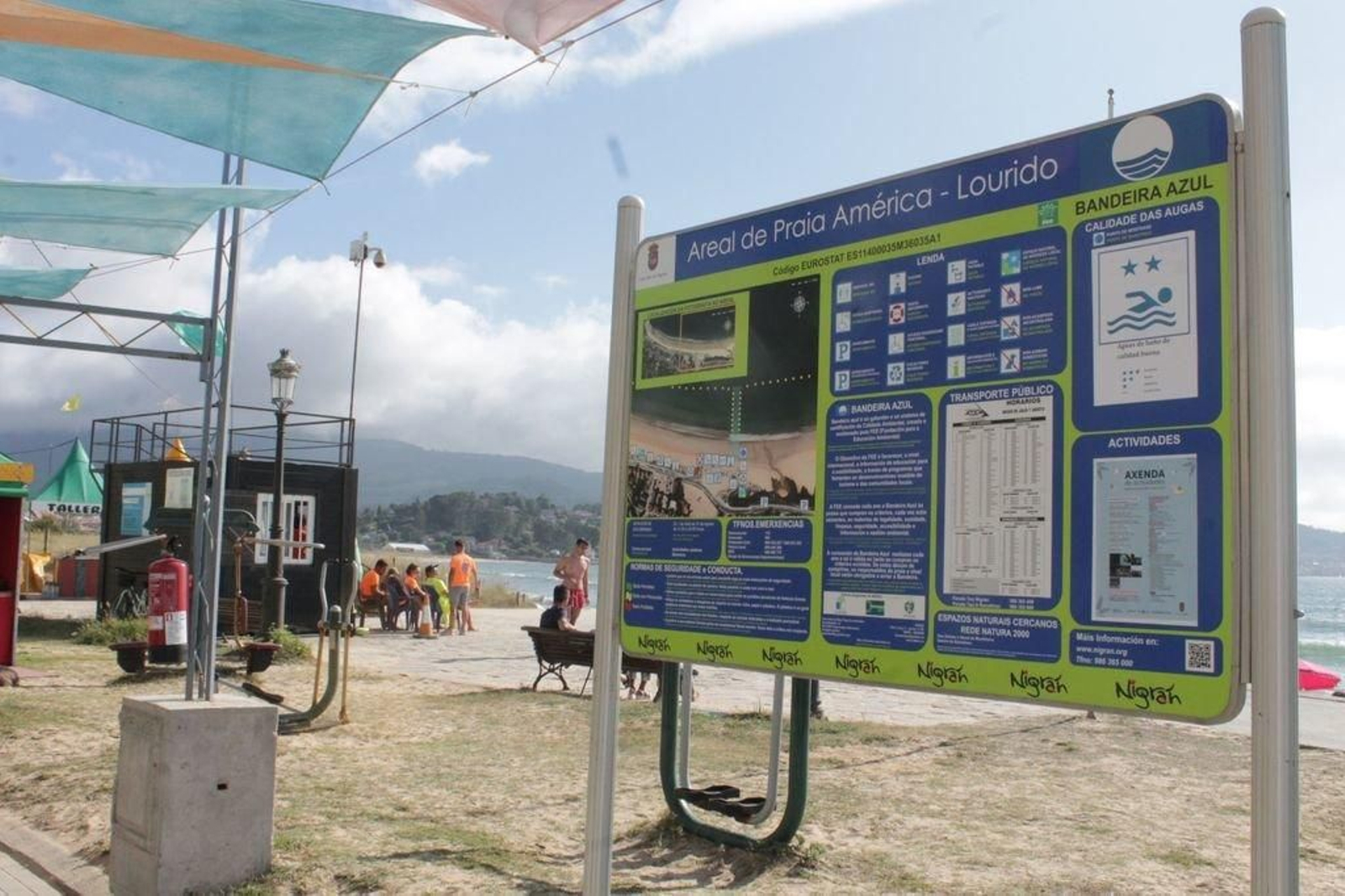Panel informativo del paseo de Playa América en el que muestra la calidad del agua como "buena".