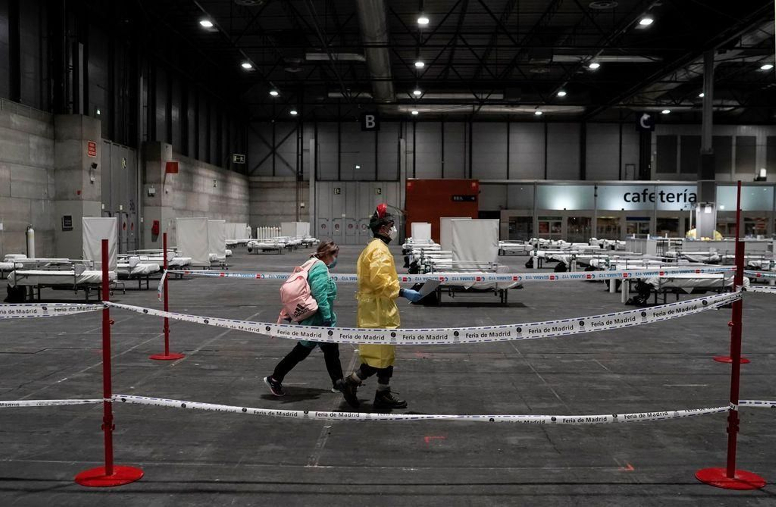 Personal sanitario llega a uno de los pabellones del recinto ferial Ifema.