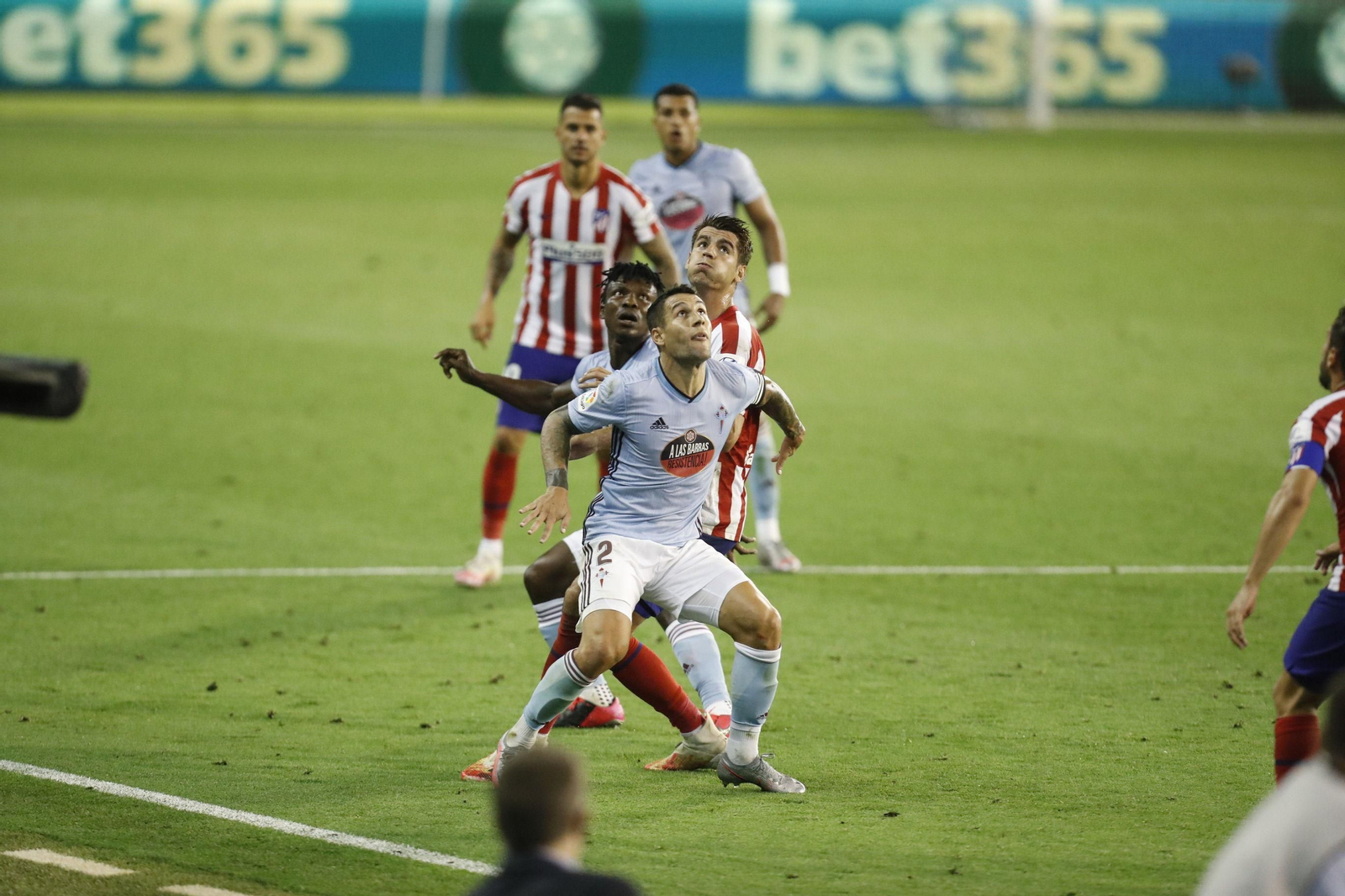 Hugo Mallo se fajó en el cuerpo a cuerpo e interpretó perfectamente el papel de un carrilero.