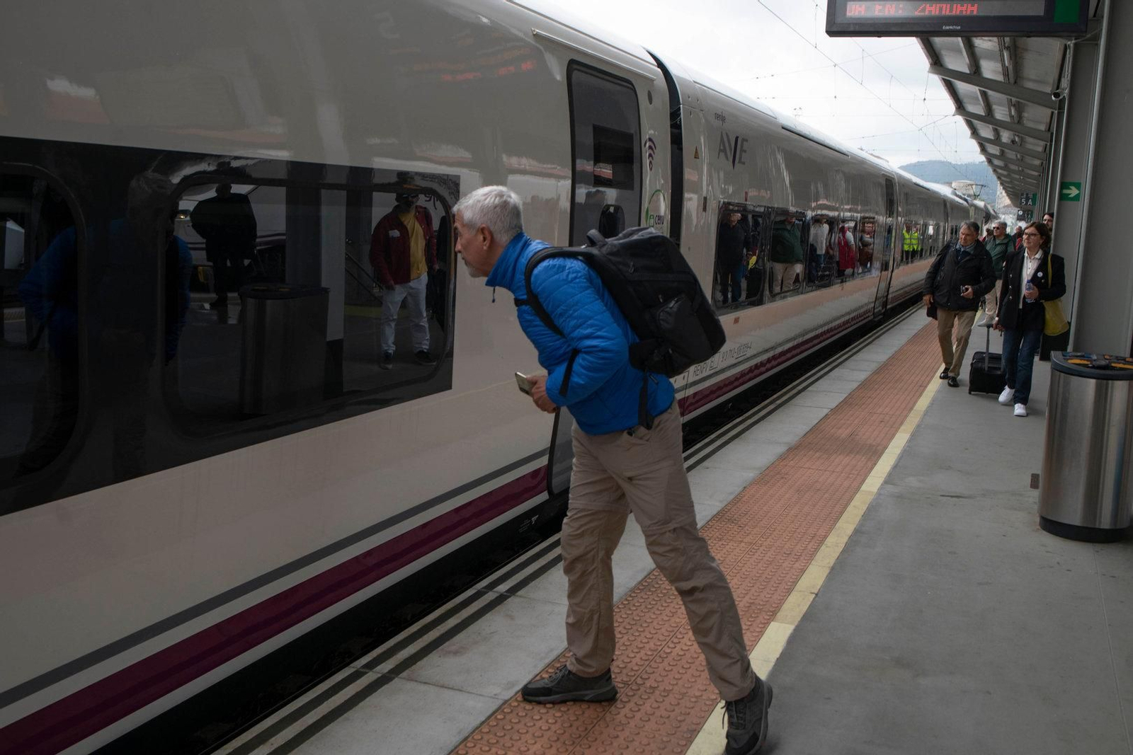 Un viajero observa desde fuera el tren Avril.