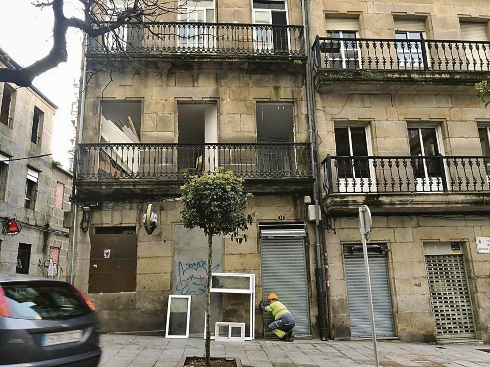 Operando los edificios que serán derribados.