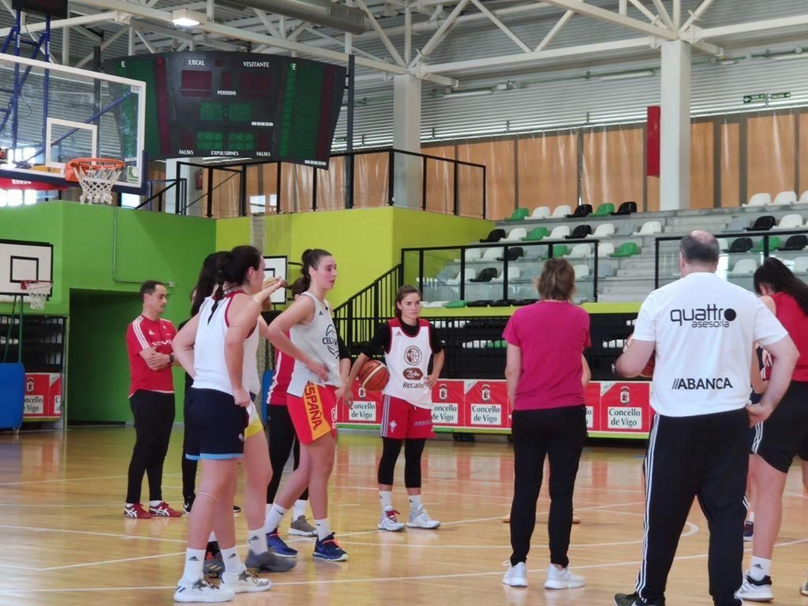 Raquel Carrera, con pantalón de España, ayer en el pabellón de Navia.