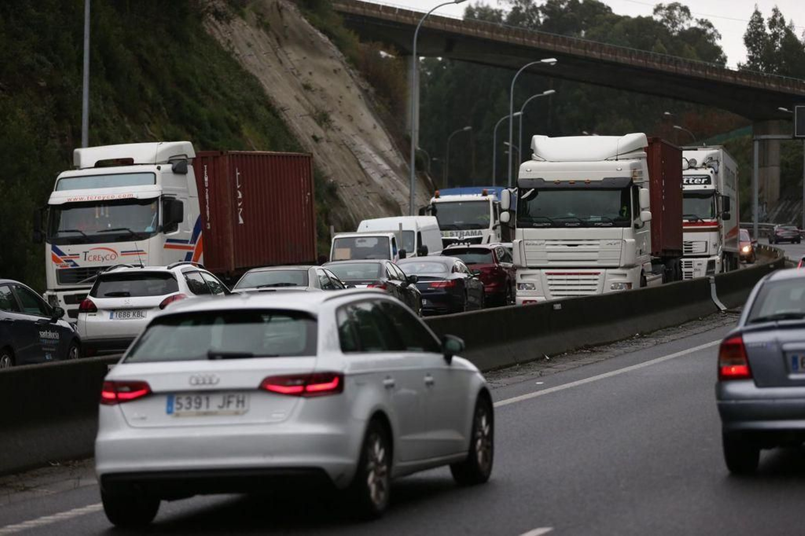 Cortado un carril de la AP-9 en Vigo después de volcar un camión en los túneles de A Madroa 12