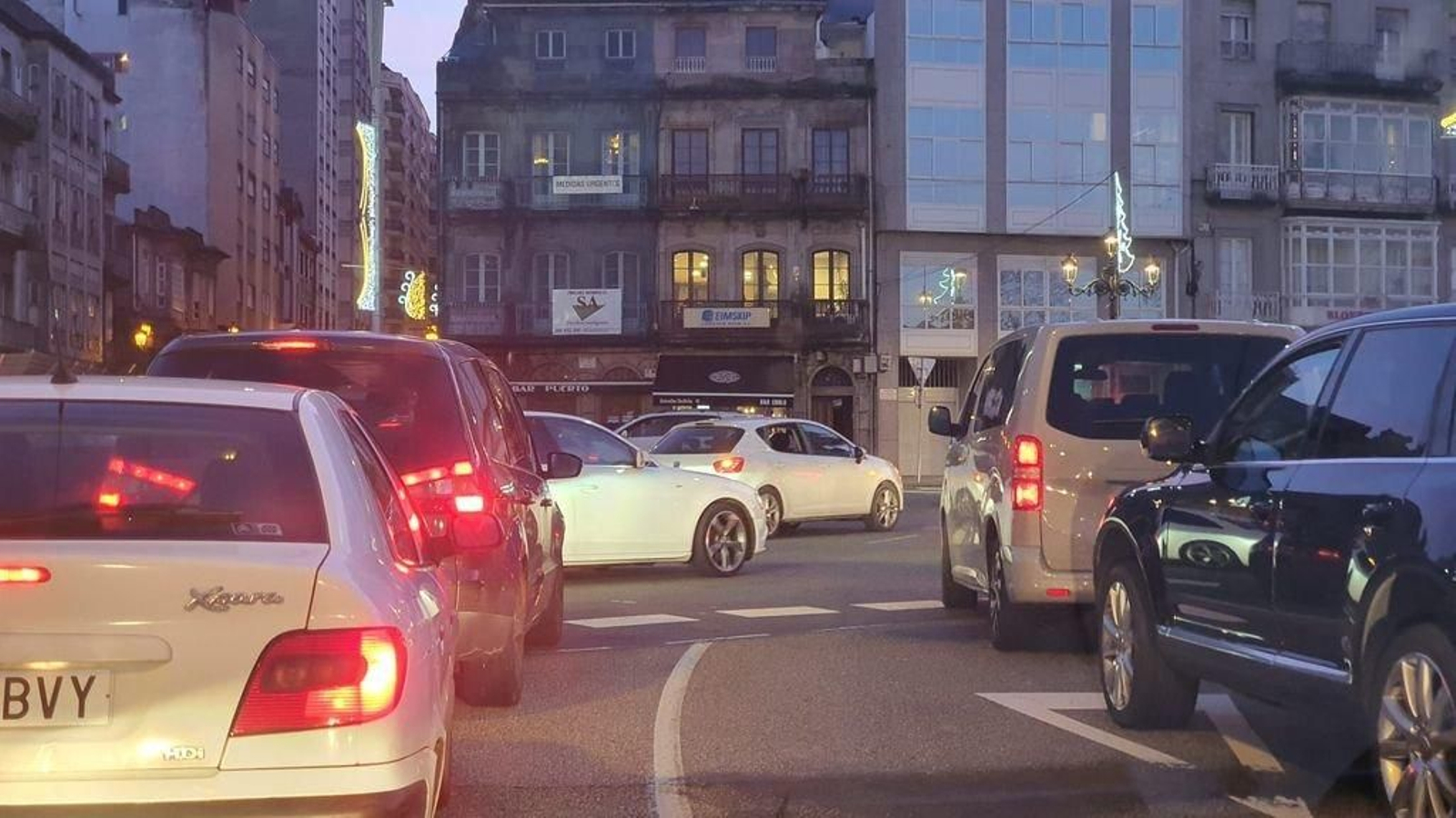 Así estaba el centro de Vigo durante la tarde de ayer, de atasco en atasco,