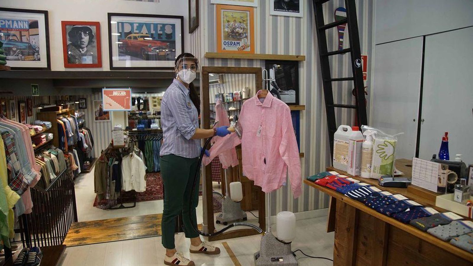 Araceli Pérez, pasando la plancha de vapor a una camisa en el Ganso.