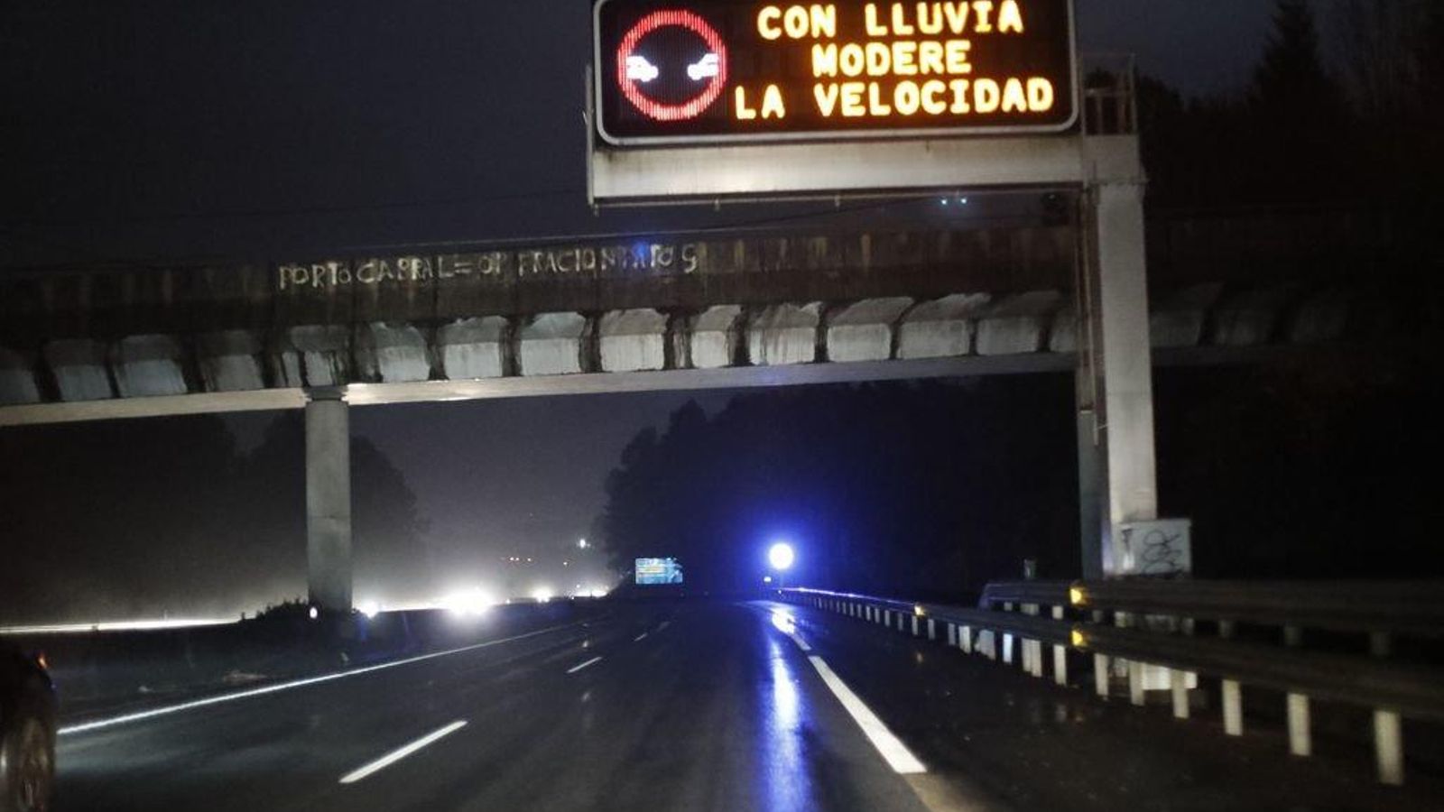 Autovía del Morrazo y Autopista del Atlántico entre Madroa y Peinador, dos tramos con circulación intensa de día y de noche, no cuentan con ninguna iluminación y la conducción resulta compleja con lluvia y niebla.