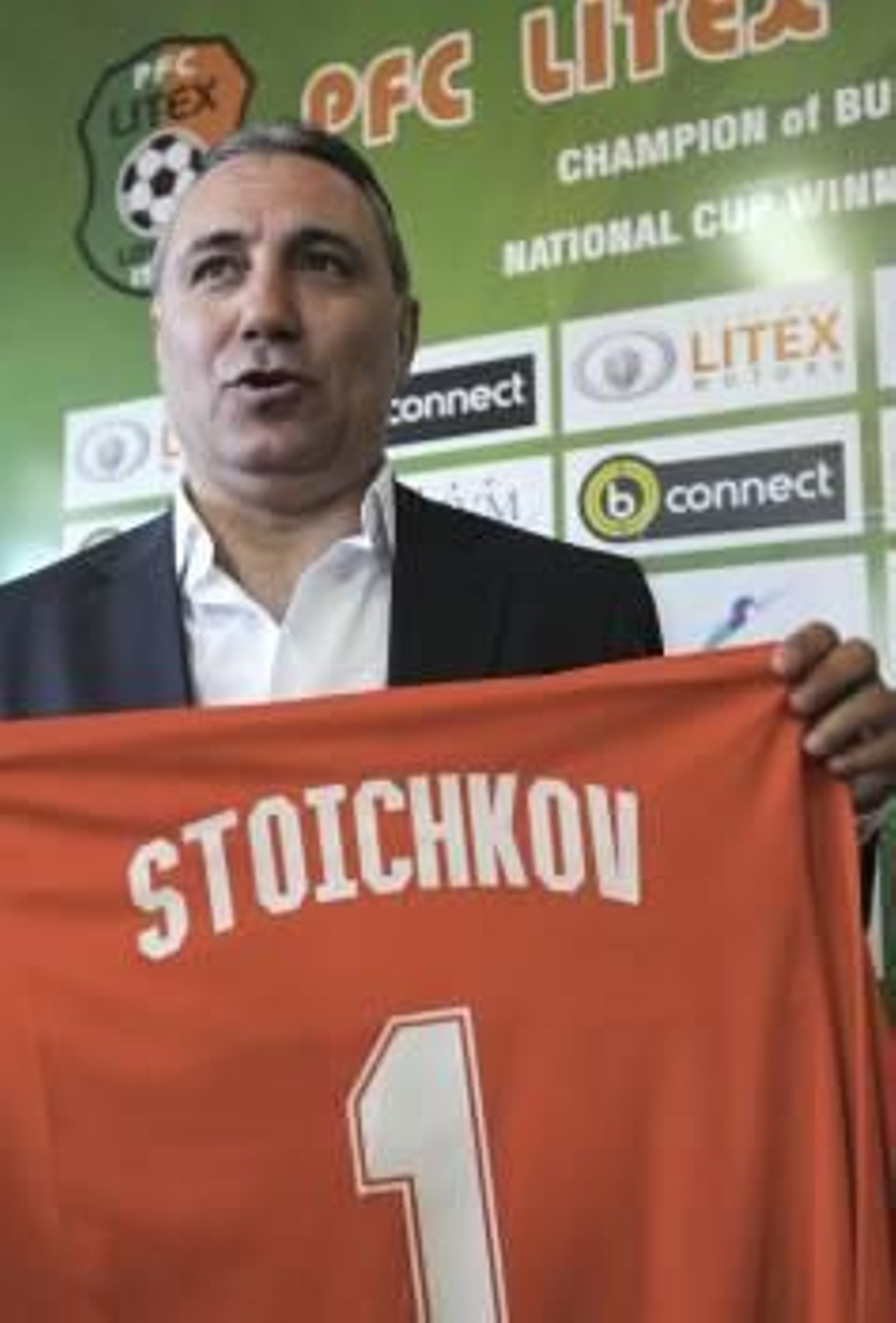 El exjugador del Barcelona Hristo Stoichkov es presentado como nuevo entrenador del equipo búlgaro Lovech (Bulgaria) hoy, jueves, 5 de enero de 2012 (Foto: EFE)