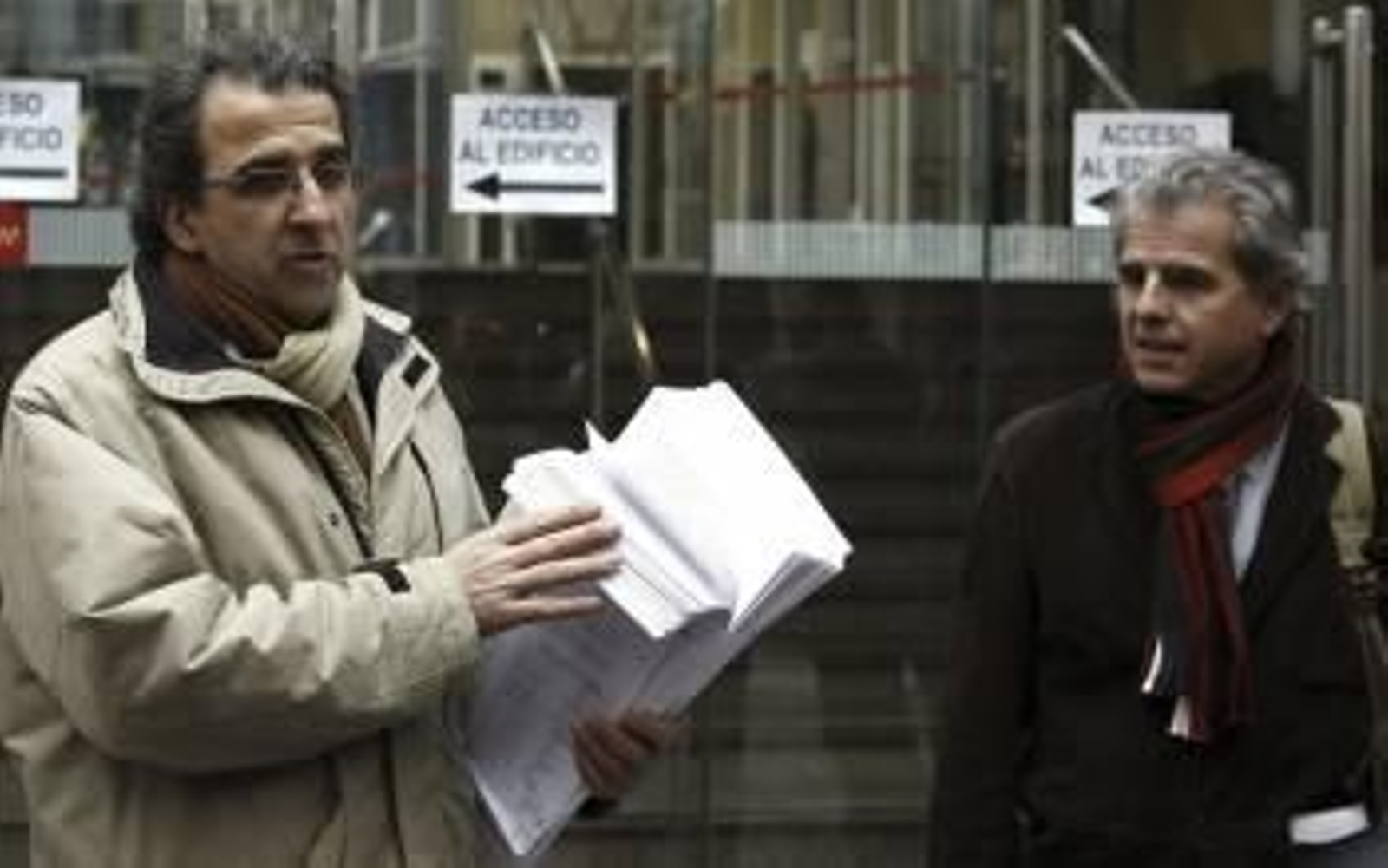 Paulino Cubero y Alejandro Tejedor, con las firmas de los cargos dimisionarios. (Foto: BALLESTEROS)