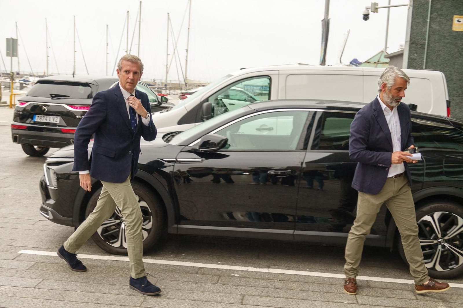 Rueda a su llegada a la sede de la Xunta en Vigo.