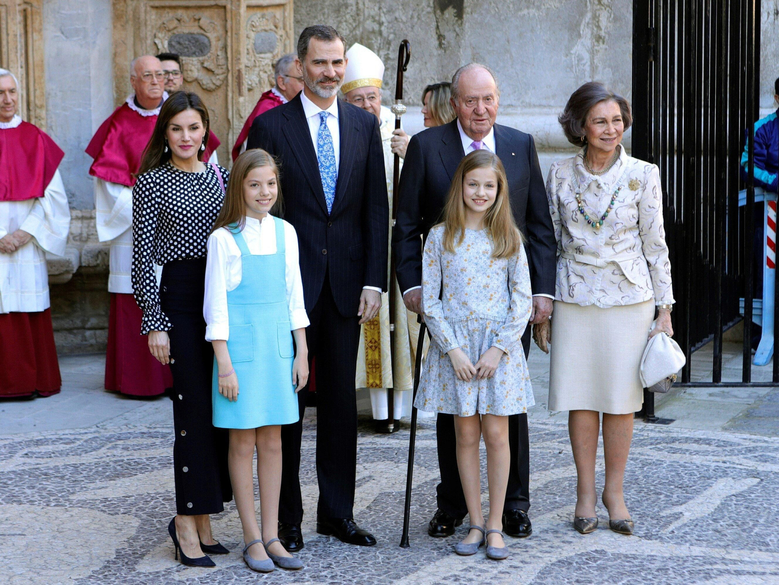 Los reyes y sus hijas, con don Juan Carlos y doña Sofía.