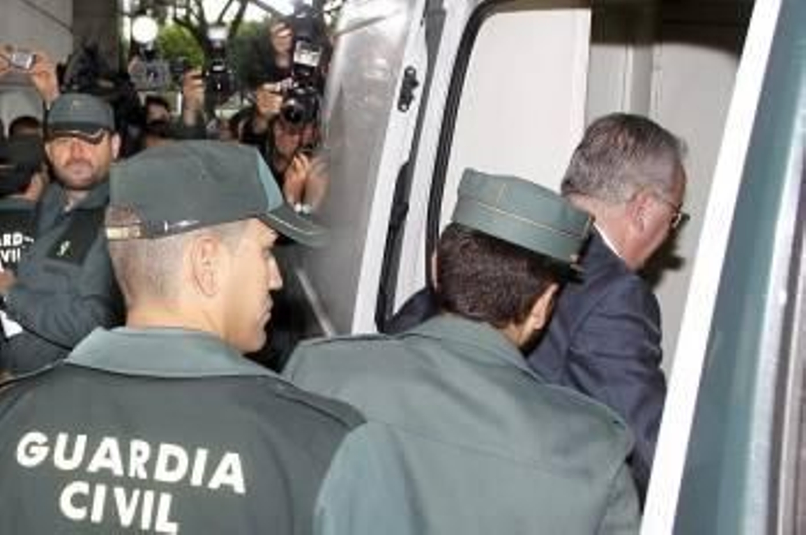 Antonio Fernández llevado a prisión por orden de la juez. (Foto: EDUARDO ABAD)