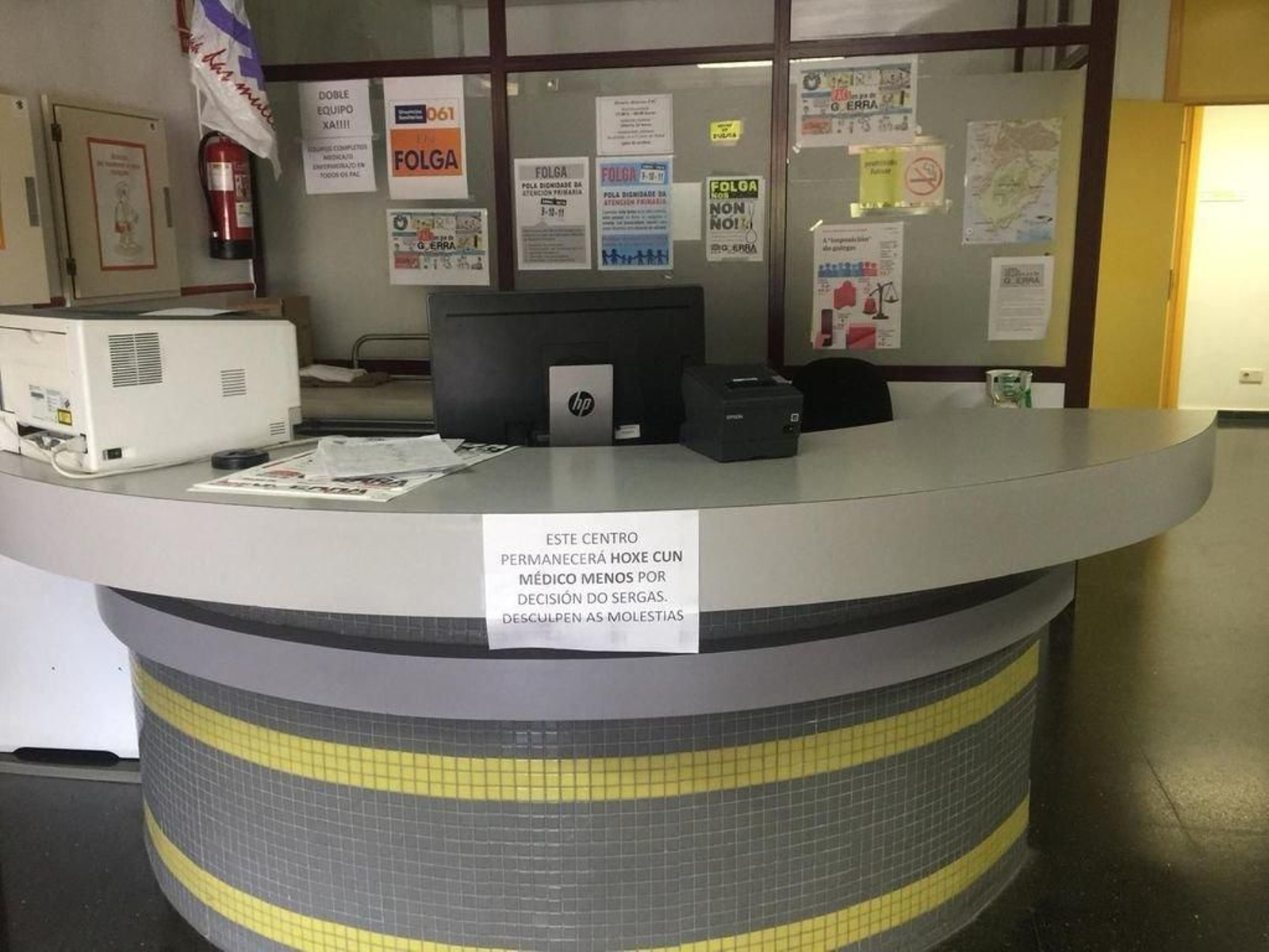 Un cartel alertaba de la falta de un médico en el PAC de A Guarda.