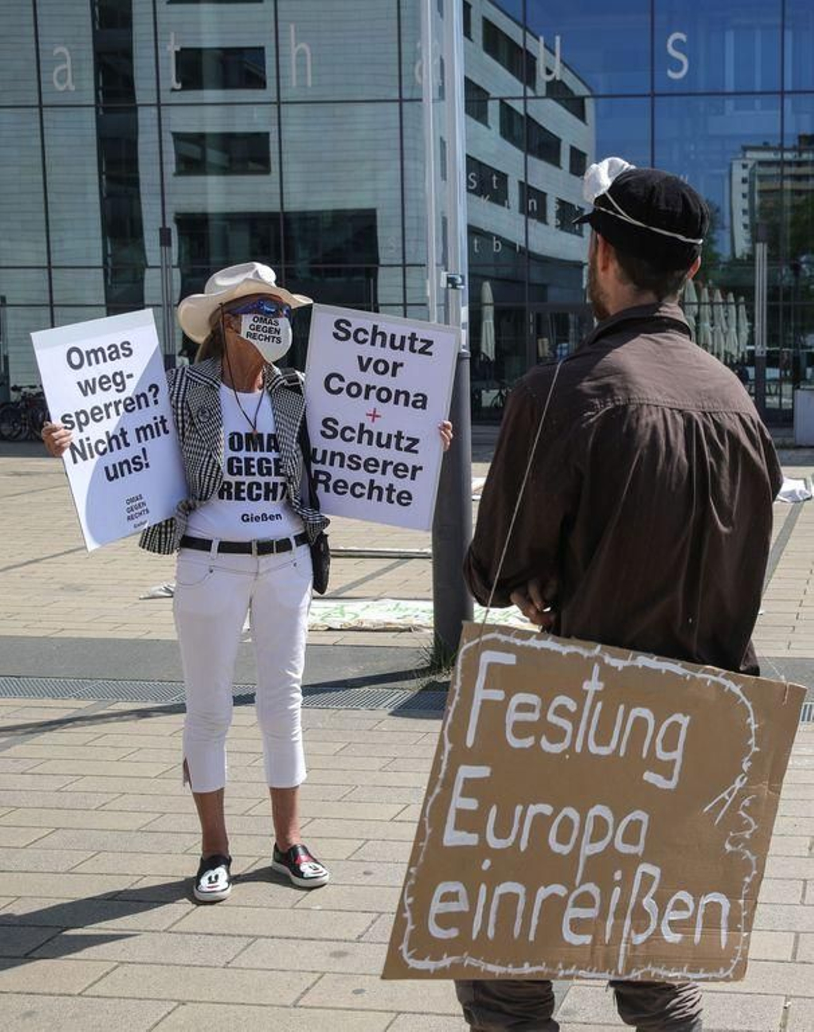 Dos personas protestan en las calles de Giessen (Alemania).