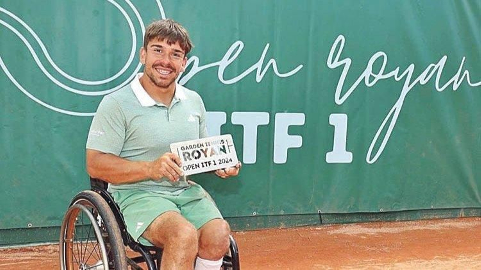 El canterano del Náutico de Vigo sonríe con su trofeo de campeón.