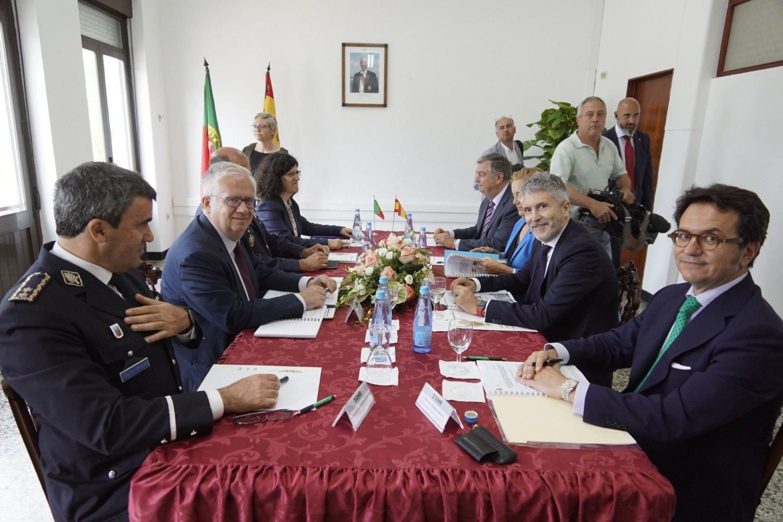 El ministro de Interior en funciones, Grande Marlaska, durante su reunión en Valenca do Minho con su homólogo portugués, Eduardo Cabrita // Vicente Alonso