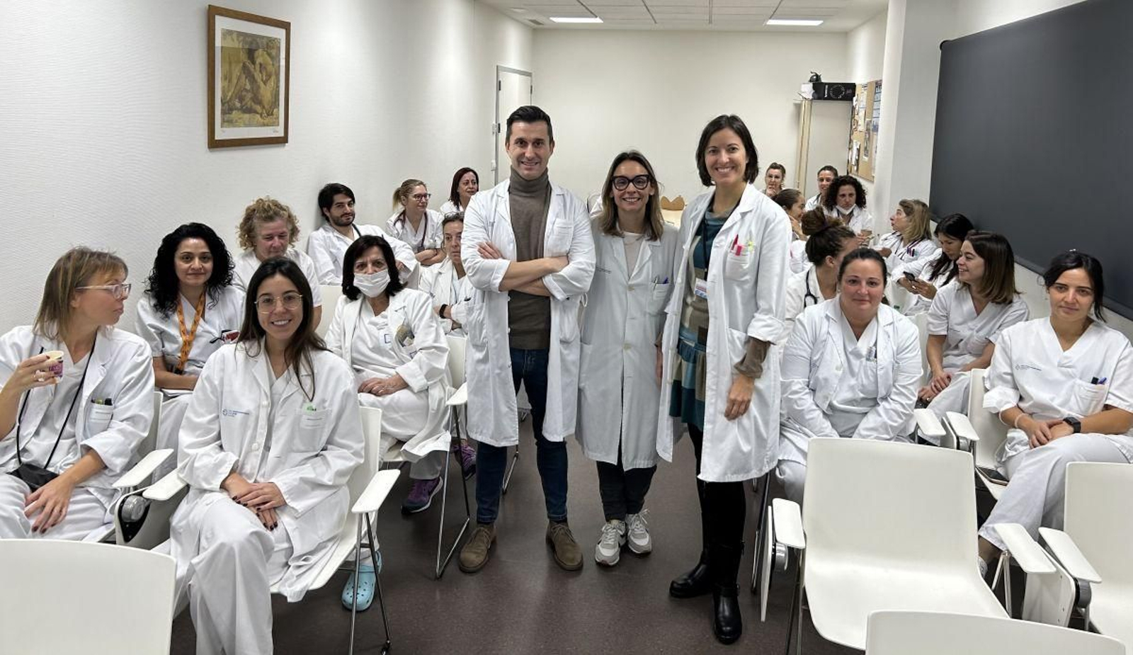 Personal sanitario de la unidad de Urgencias reunida ayer por el Día del Sida.