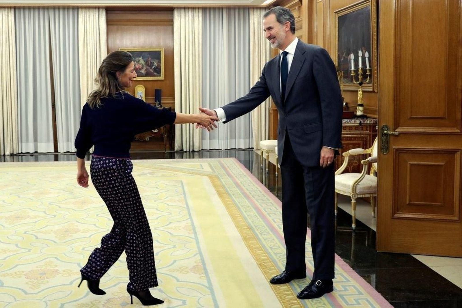 El rey y Yolanda Díaz, de Galicia en Común, al inicio de su reunión en La Zarzuela.