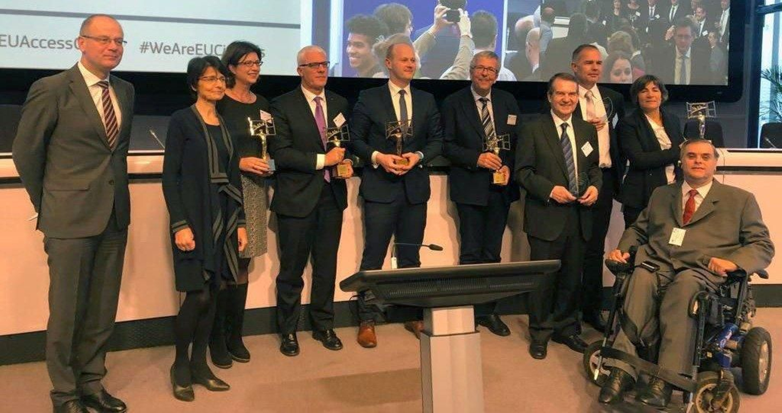 El alcalde, Abel Caballero, ayer en Bruselas tras recibir el galardón de accesibilidad en Bruselas con los representantes de  otras ciudades premiadas