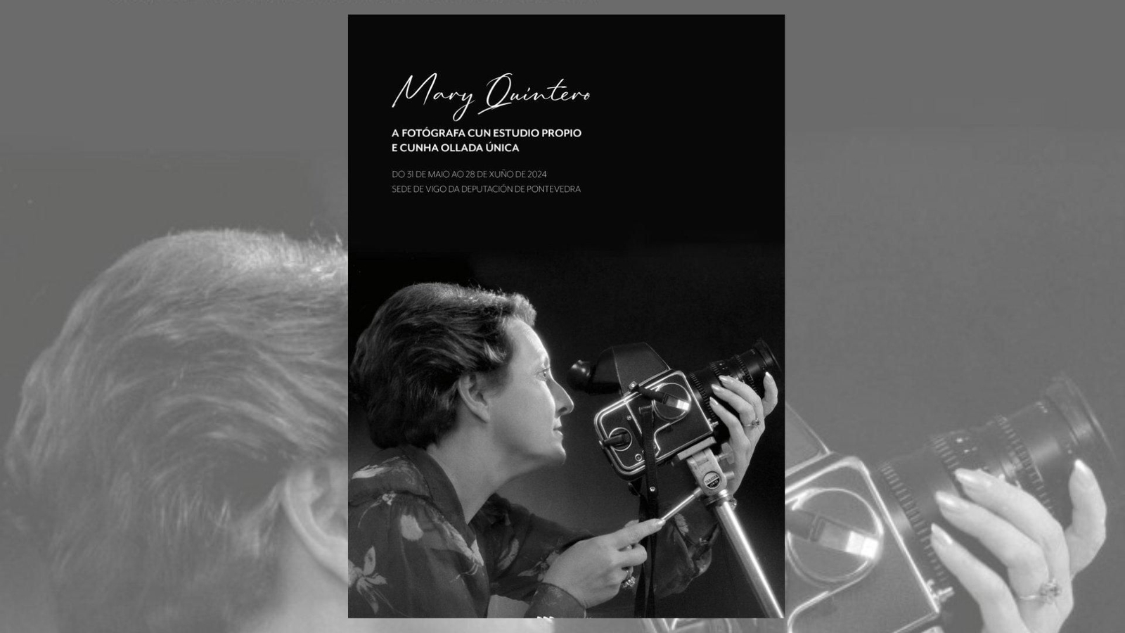 Mary Quintero, sujetando una cámara de antaño.