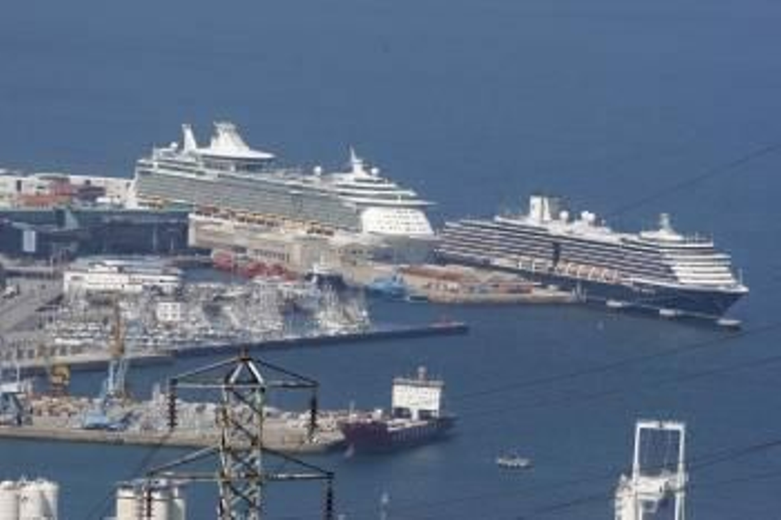 Dos cruceros turísticos atracados en el puerto de Vigo. (Foto: ARCHIVO)