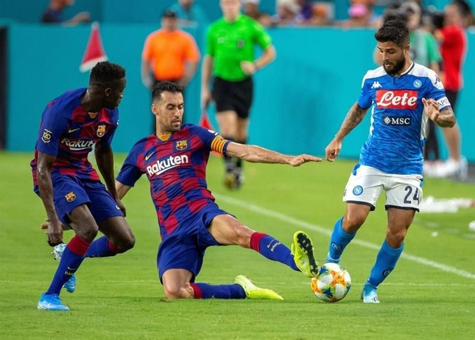 Sergio Busquets (C) del FC Barcelona en acción contra Lorenzo Insigne (R) del SSC Nápoles