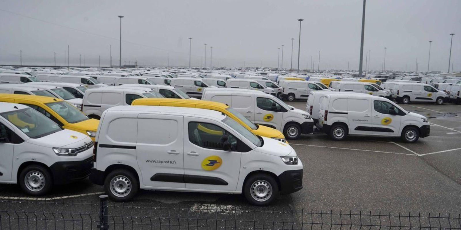 Vehículos en el puerto en Bouzas listos para la exportación.