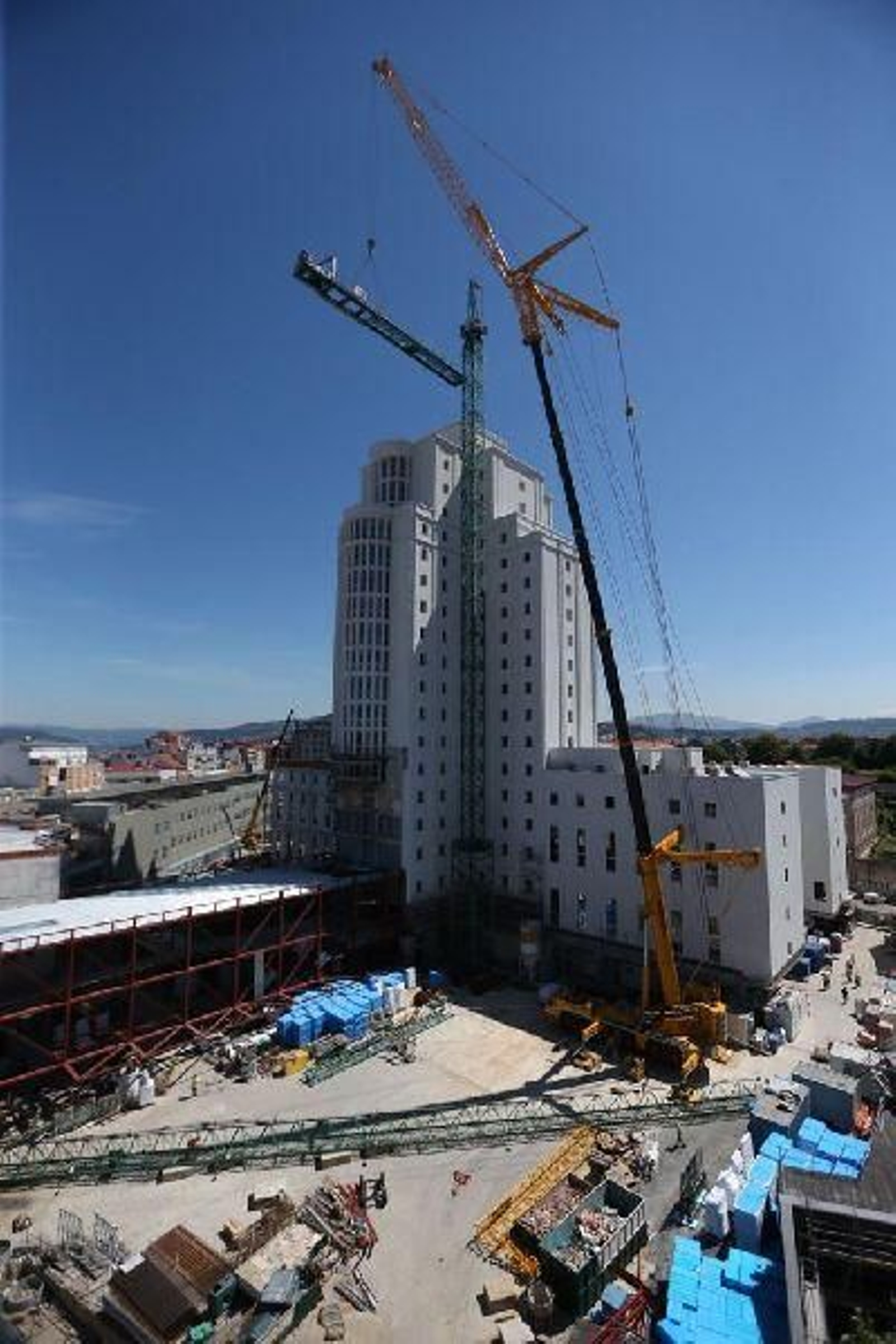 Desmontan la grúa de la Ciudad de la Justicia de Vigo _ Alberte 12