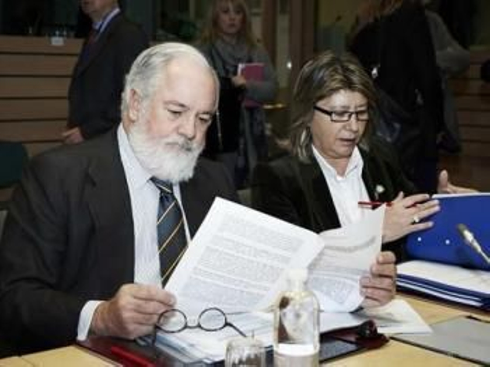 Arias Cañete y Rosa Quintana, ayer en Bruselas.