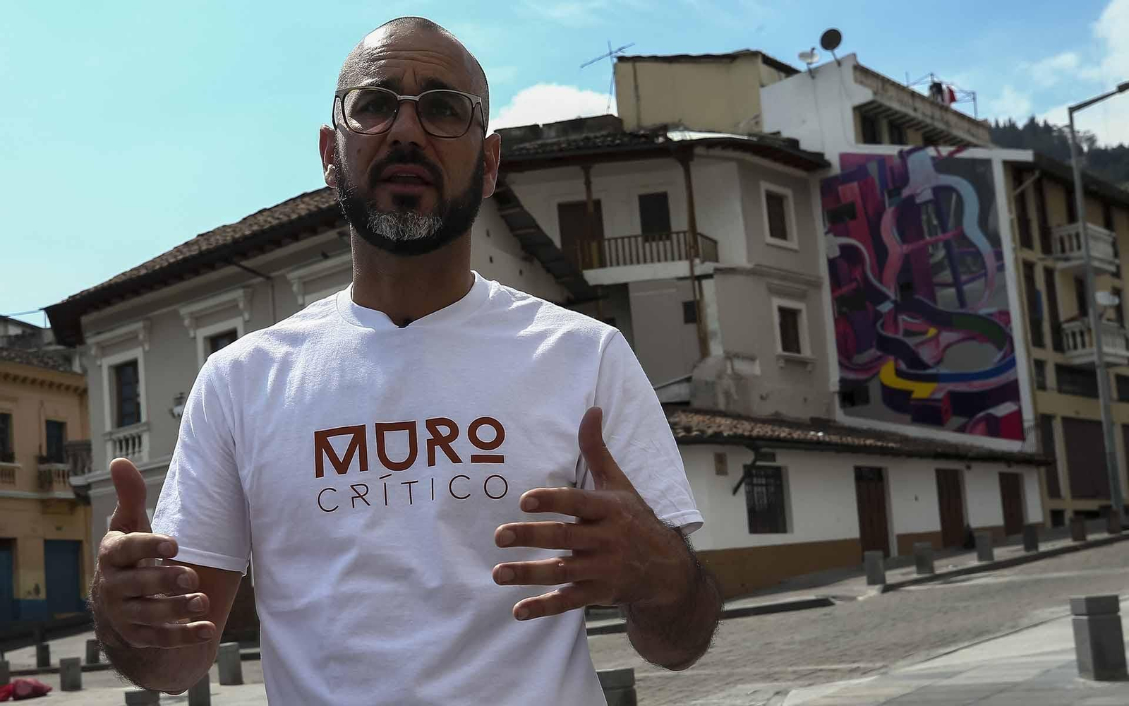 El artista español Sojo junto a su mural, en el centro histórico de Quito (Ecuador). EFE/ José Jácome