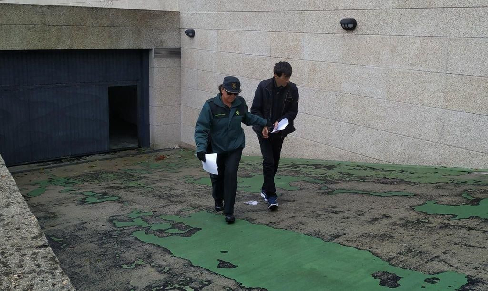 El detenido fue trasladado ayer a los juzgados desde A Lama