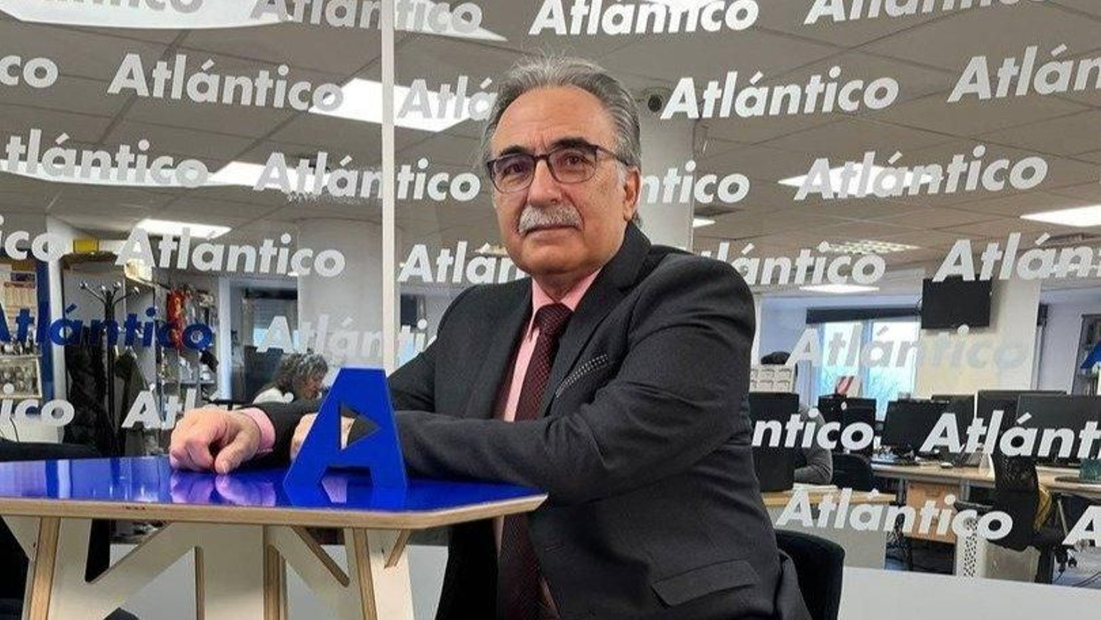 Manuel Castells en el set de AtlánticoTV.