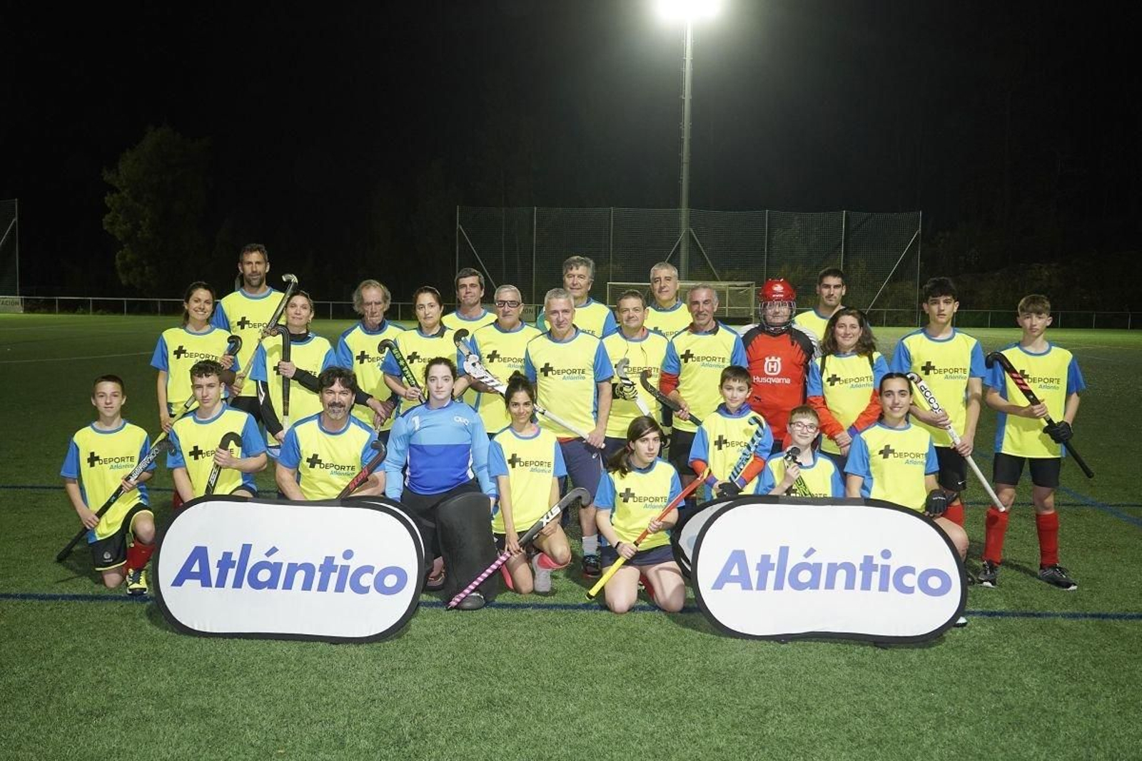 El Atlántico Hockey realizó una actividad de la mano de +Deporte que reunió a una treintena de jugadores en el campo de Carballal para disfrutar de un entrenamiento diferente con deportividad y también competitividad.