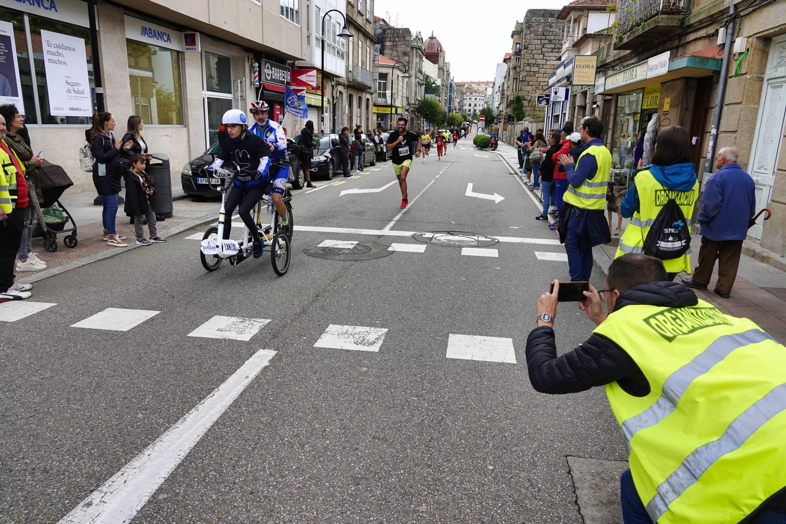 Fotógrafos intrépidos a la caza de la mejor foto en la carrera solidaria de Avempo por la Esclerosis Múltiple.